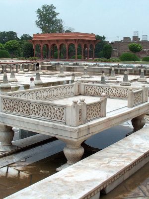 1433px-Shalamar_Garden_July_14_2005-Sideview_of_marble_enclosure_on_the_second_level